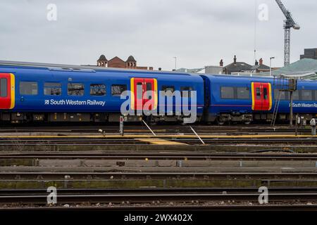 Clapham Junction, Londres, Royaume-Uni. 27 mars 2024. Un train du South Western Railway à la gare de Clapham Junction à Londres. Le syndicat ferroviaire Aslef, a annoncé que les conducteurs de train de seize compagnies ferroviaires se mettront en grève les 5, 6 et 8 avril. Il y aura également une interdiction de six jours supplémentaires alors que le différend de longue date pour plus de salaire se poursuit. Crédit : Maureen McLean/Alamy Banque D'Images