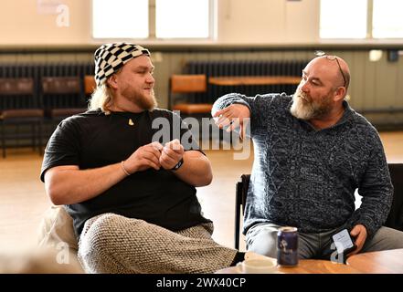 Callum Dougnie, le « constructeur chantant », avec son père et son collègue Ian Doignie. Callum a été coureur dans l'émission télévisée The Voice avec Sir Tom Jones comme mentor. Banque D'Images