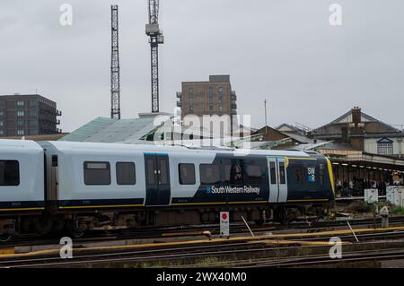 Clapham Junction, Londres, Royaume-Uni. 27 mars 2024. Un train du South Western Railway à la gare de Clapham Junction à Londres. Le syndicat ferroviaire Aslef, a annoncé que les conducteurs de train de seize compagnies ferroviaires se mettront en grève les 5, 6 et 8 avril. Il y aura également une interdiction de six jours supplémentaires alors que le différend de longue date pour plus de salaire se poursuit. Crédit : Maureen McLean/Alamy Banque D'Images