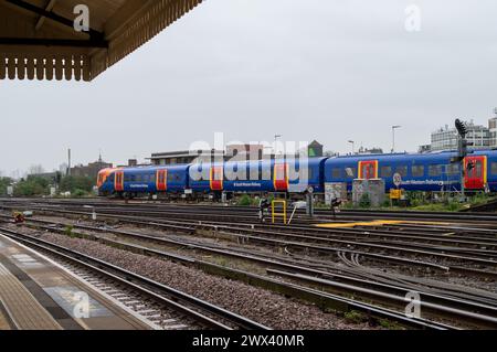 Clapham Junction, Londres, Royaume-Uni. 27 mars 2024. Un train du South Western Railway à la gare de Clapham Junction à Londres. Le syndicat ferroviaire Aslef, a annoncé que les conducteurs de train de seize compagnies ferroviaires se mettront en grève les 5, 6 et 8 avril. Il y aura également une interdiction de six jours supplémentaires alors que le différend de longue date pour plus de salaire se poursuit. Crédit : Maureen McLean/Alamy Banque D'Images