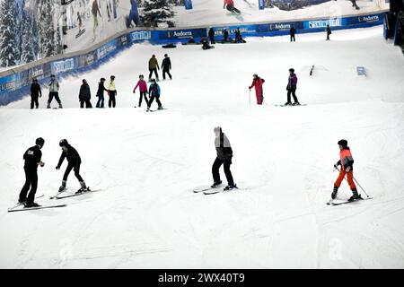 Tamworth Snowdome les gens skient sur la neige. Banque D'Images