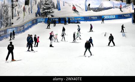 Tamworth Snowdome les gens skient sur la neige. Banque D'Images