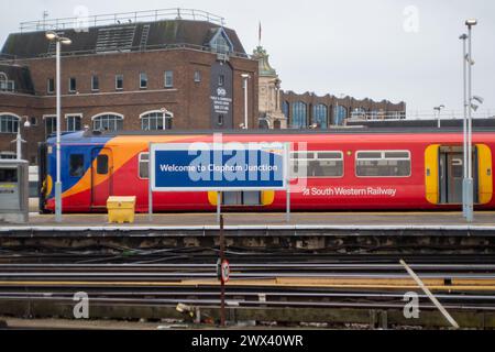 Clapham Junction, Londres, Royaume-Uni. 27 mars 2024. Un train du South Western Railway à la gare de Clapham Junction à Londres. Le syndicat ferroviaire Aslef, a annoncé que les conducteurs de train de seize compagnies ferroviaires se mettront en grève les 5, 6 et 8 avril. Il y aura également une interdiction de six jours supplémentaires alors que le différend de longue date pour plus de salaire se poursuit. Crédit : Maureen McLean/Alamy Banque D'Images