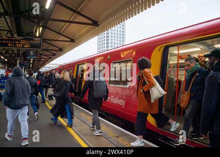 Clapham Junction, Londres, Royaume-Uni. 27 mars 2024. Un train du South Western Railway à la gare de Clapham Junction à Londres. Le syndicat ferroviaire Aslef, a annoncé que les conducteurs de train de seize compagnies ferroviaires se mettront en grève les 5, 6 et 8 avril. Il y aura également une interdiction de six jours supplémentaires alors que le différend de longue date pour plus de salaire se poursuit. Crédit : Maureen McLean/Alamy Banque D'Images