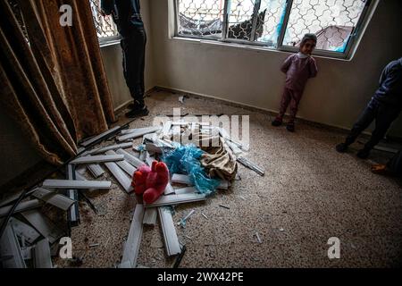 Jénine, Palestine. 27 mars 2024. Une vue de la maison dans laquelle 3 jeunes Palestiniens ont été tués par les balles des forces israéliennes lors d'un raid sur le quartier de Damj dans le camp de Djénine en Cisjordanie occupée. Crédit : SOPA images Limited/Alamy Live News Banque D'Images