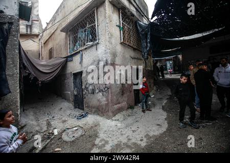 Jénine, Palestine. 27 mars 2024. Des Palestiniens inspectent la maison dans laquelle 3 jeunes Palestiniens ont été tués par les balles des forces israéliennes lors d'un raid sur le quartier de Damj dans le camp de Djénine en Cisjordanie occupée. Crédit : SOPA images Limited/Alamy Live News Banque D'Images