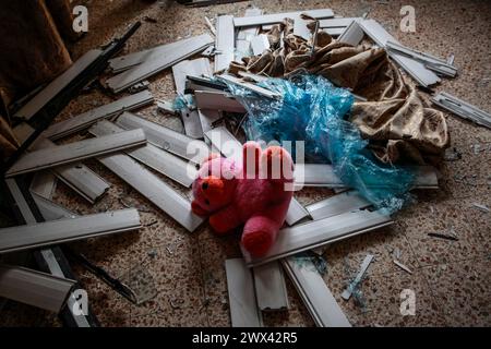 Jénine, Palestine. 27 mars 2024. Une vue de la maison dans laquelle 3 jeunes Palestiniens ont été tués par les balles des forces israéliennes lors d'un raid sur le quartier de Damj dans le camp de Djénine en Cisjordanie occupée. Crédit : SOPA images Limited/Alamy Live News Banque D'Images