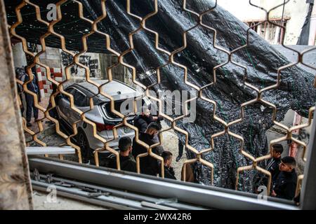 Jénine, Palestine. 27 mars 2024. Des Palestiniens inspectent la maison dans laquelle 3 jeunes Palestiniens ont été tués par les balles des forces israéliennes lors d'un raid sur le quartier de Damj dans le camp de Djénine en Cisjordanie occupée. Crédit : SOPA images Limited/Alamy Live News Banque D'Images