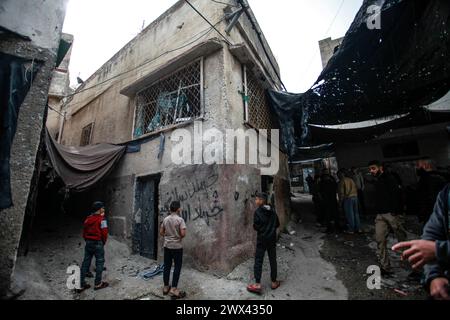 Jénine, Palestine. 27 mars 2024. Des Palestiniens inspectent la maison dans laquelle 3 jeunes Palestiniens ont été tués par les balles des forces israéliennes lors d'un raid sur le quartier de Damj dans le camp de Djénine en Cisjordanie occupée. (Photo de Nasser Ishtayeh/SOPA images/Sipa USA) crédit : Sipa USA/Alamy Live News Banque D'Images