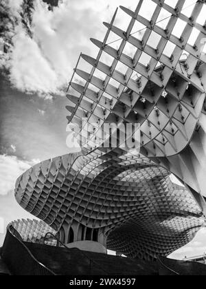 Séville, Espagne - 30 mai 2022 : L'architecture moderne 'Metropol Parasol - Setas de Sevilla' sur la place Encarnation à Séville, Espagne. Banque D'Images