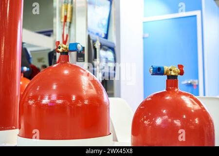 Bouteilles de gaz métalliques rouges pour stations-service Banque D'Images