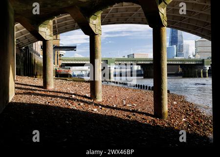 24 octobre 2023. Londres, Royaume-Uni. Tamise estran dans le centre de Londres à marée basse. Banque D'Images