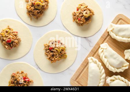 Le processus de fabrication des empanadas de bœuf argentin. Banque D'Images