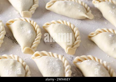 Empanadas argentins non cuits sur une table. Banque D'Images