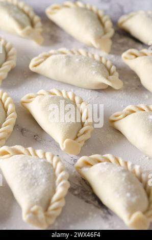 Empanadas argentins non cuits sur une table. Banque D'Images