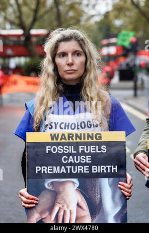 19th Oct. 2023, Hotel Intercontinental, Mayfair, Londres, Royaume-Uni. Protestation par extinction Rebellion Health. Les professionnels de la santé soulignent théâtralement le lien entre le financement des combustibles fossiles, l’urgence climatique et ses impacts dévastateurs sur la santé mondiale. À l’intérieur de l’hôtel, la conférence Oil & Money, récemment rebaptisée « Energy Intelligence Forum », se réunit pendant 3 jours. Les politiciens et les dirigeants des compagnies pétrolières discutent de la façon dont ils vont travailler ensemble. Banque D'Images