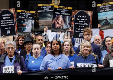 19th Oct. 2023, Hotel Intercontinental, Mayfair, Londres, Royaume-Uni. Protestation par extinction Rebellion Health. Les professionnels de la santé soulignent théâtralement le lien entre le financement des combustibles fossiles, l’urgence climatique et ses impacts dévastateurs sur la santé mondiale. À l’intérieur de l’hôtel, la conférence Oil & Money, récemment rebaptisée « Energy Intelligence Forum », se réunit pendant 3 jours. Les politiciens et les dirigeants des compagnies pétrolières discutent de la façon dont ils vont travailler ensemble. Banque D'Images