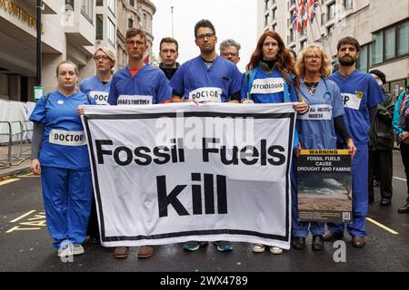 19th Oct. 2023, Hotel Intercontinental, Mayfair, Londres, Royaume-Uni. Protestation par extinction Rebellion Health. Les professionnels de la santé soulignent théâtralement le lien entre le financement des combustibles fossiles, l’urgence climatique et ses impacts dévastateurs sur la santé mondiale. À l’intérieur de l’hôtel, la conférence Oil & Money, récemment rebaptisée « Energy Intelligence Forum », se réunit pendant 3 jours. Les politiciens et les dirigeants des compagnies pétrolières discutent de la façon dont ils vont travailler ensemble. Banque D'Images