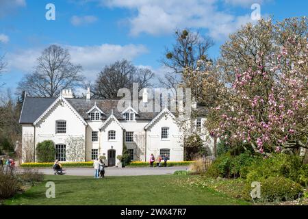 Jermyn's House à Sir Harold Hillier Gardens, une attraction touristique dans le Hampshire, Angleterre, Royaume-Uni, avec les gens qui apprécient le jardin en mars ou au printemps Banque D'Images