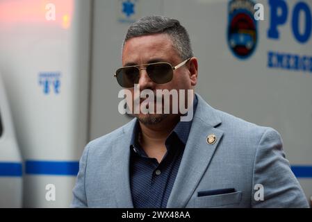 Brooklyn, New York, États-Unis. 26 mars 2024. Le commissaire de police de New York Edward Caban arrive devant le bureau du médecin légiste en chef sur la E 30th Street pour le transfert digne de l'officier de police de New York Jonathan Diller qui a été abattu lors d'un arrêt de circulation le 25 mars dans le Queens. (Crédit image : © Edna Leshowitz/ZUMA Press Wire) USAGE ÉDITORIAL SEULEMENT! Non destiné à UN USAGE commercial ! Banque D'Images