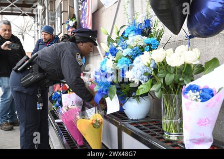 27 mars 2024, %G : (nouveau) policier abattu à New York. Marcch 27th 2024, Far Rockaway, Queens, New York, États-Unis. Jonathan Diller, 31 ans, officier du NYPD, a été tué lors d'un arrêt de circulation dans le Queens, New York.&#XA;les deux suspects arrêtés pour le crime, Guy Rivera (le tireur) et Lindy Jones, le conducteur du véhicule. Jones est accusé de possession criminelle d'un wepon et de possession d'une arme à feu abîmée, ce qui signifie que c'était une arme fantôme. Les deux hommes ont de longs antécédents criminels. Jones a été emmené aujourd'hui au central de réservation (voir photos)&#XA;Credit Victor M. Matos/Thenews2 (Foto : Victor M. Matos/thenew Banque D'Images