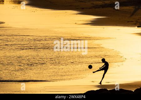 Salvador, Bahia, Brésil - 14 février 2019 : des jeunes, en silhouette, sont vus jouer au Beach soccer sur la plage d'Ondina pendant le coucher du soleil à Salvador, Bah Banque D'Images