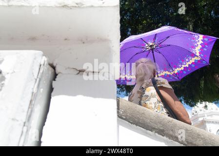 Salvador, Bahia, Brésil - 14 avril 2019 : des gens sont vus utilisant des parapluies dans le centre de la ville de Salvador, Bahia. Banque D'Images