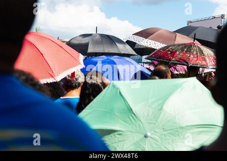 Salvador, Bahia, Brésil - 14 avril 2019 : des gens sont vus utilisant des parapluies dans le centre de la ville de Salvador, Bahia. Banque D'Images