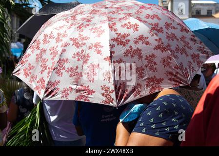 Salvador, Bahia, Brésil - 14 avril 2019 : des gens sont vus utilisant des parapluies dans le centre de la ville de Salvador, Bahia. Banque D'Images