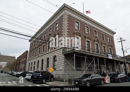 27 mars 2024, %G : (nouveau) policier abattu à New York. Marcch 27th 2024, Far Rockaway, Queens, New York, États-Unis. Jonathan Diller, 31 ans, officier du NYPD, a été tué lors d'un arrêt de circulation dans le Queens, New York.&#XA;les deux suspects arrêtés pour le crime, Guy Rivera (le tireur) et Lindy Jones, le conducteur du véhicule. Jones est accusé de possession criminelle d'un wepon et de possession d'une arme à feu abîmée, ce qui signifie que c'était une arme fantôme. Les deux hommes ont de longs antécédents criminels. Jones a été emmené aujourd'hui au central de réservation (voir photos)&#XA;Credit Victor M. Matos/Thenews2 (Foto : Victor M. Matos/thenew Banque D'Images