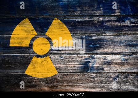 Signe radioactif sur fond en bois, espace pour le texte. Symbole de danger Banque D'Images