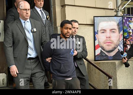 27 mars 2024, %G : (nouveau) policier abattu à New York. Marcch 27th 2024, Far Rockaway, Queens, New York, États-Unis. Jonathan Diller, 31 ans, officier du NYPD, a été tué lors d'un arrêt de circulation dans le Queens, New York.&#XA;les deux suspects arrêtés pour le crime, Guy Rivera (le tireur) et Lindy Jones, le conducteur du véhicule. Jones est accusé de possession criminelle d'un wepon et de possession d'une arme à feu abîmée, ce qui signifie que c'était une arme fantôme. Les deux hommes ont de longs antécédents criminels. Jones a été emmené aujourd'hui au central de réservation (voir photos)&#XA;Credit Victor M. Matos/Thenews2 (Foto : Victor M. Matos/thenew Banque D'Images