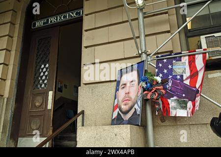 27 mars 2024, %G : (nouveau) policier abattu à New York. Marcch 27th 2024, Far Rockaway, Queens, New York, États-Unis. Jonathan Diller, 31 ans, officier du NYPD, a été tué lors d'un arrêt de circulation dans le Queens, New York.&#XA;les deux suspects arrêtés pour le crime, Guy Rivera (le tireur) et Lindy Jones, le conducteur du véhicule. Jones est accusé de possession criminelle d'un wepon et de possession d'une arme à feu abîmée, ce qui signifie que c'était une arme fantôme. Les deux hommes ont de longs antécédents criminels. Jones a été emmené aujourd'hui au central de réservation (voir photos)&#XA;Credit Victor M. Matos/Thenews2 (Foto : Victor M. Matos/thenew Banque D'Images