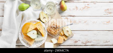 Savoureuse confiture de poires, différents fromages et vin sur fond de bois blanc avec espace pour le texte, vue de dessus Banque D'Images