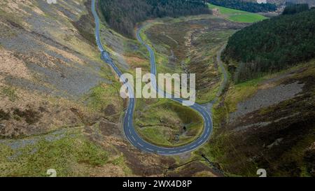 La boucle sur le chemin du sommet de la montagne Bwlch nommé dans Welsh Bwlch-Y-Clawdd Road, au sud de Treorchy, Rhondda Cynon TAF, South Wales UK Banque D'Images