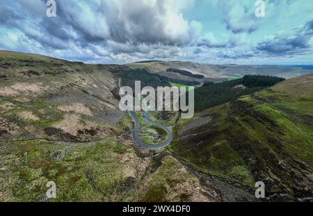 La boucle sur le chemin du sommet de la montagne Bwlch nommé dans Welsh Bwlch-Y-Clawdd Road, au sud de Treorchy, Rhondda Cynon TAF, South Wales UK Banque D'Images