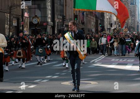 New York, États-Unis. 16 mars 2024. Un participant à la parade marche tout en agitant le drapeau irlandais au New York City Défilé de la fête de Patrick sur la Cinquième Avenue. Le défilé annuel commémorant la culture irlandaise attire des policiers, des pompiers, des politiciens, des groupes et des fêtards à Midtown Manhattan, New York City. (Photo de Jimin Kim/SOPA images/SIPA USA) crédit : SIPA USA/Alamy Live News Banque D'Images