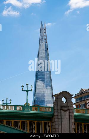 Le Shard domine majestueusement Londres, un exemple frappant d'architecture moderne Banque D'Images