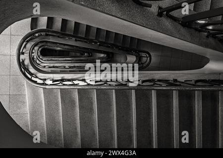 Escalier en colimaçon monochrome avec marches Banque D'Images