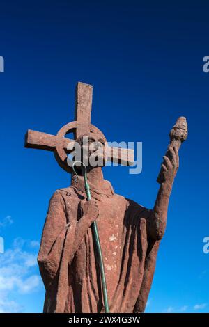 Une vue au printemps contre un ciel bleu de la statue de St Aidan sur l'île Sainte de Lindisfarne près de Berwick-upon-Tweed dans le Northumberland Banque D'Images