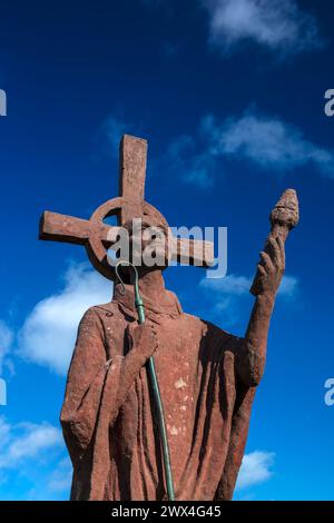 Une vue au printemps contre un ciel bleu de la statue de St Aidan sur l'île Sainte de Lindisfarne près de Berwick-upon-Tweed dans le Northumberland Banque D'Images