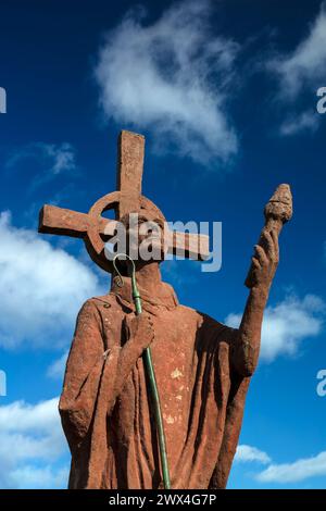 Une vue au printemps contre un ciel bleu de la statue de St Aidan sur l'île Sainte de Lindisfarne près de Berwick-upon-Tweed dans le Northumberland Banque D'Images