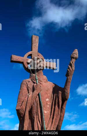 Une vue au printemps contre un ciel bleu de la statue de St Aidan sur l'île Sainte de Lindisfarne près de Berwick-upon-Tweed dans le Northumberland Banque D'Images