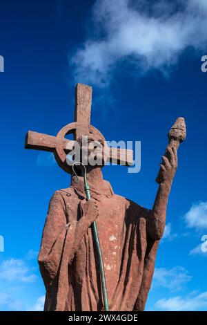 Une vue au printemps contre un ciel bleu de la statue de St Aidan sur l'île Sainte de Lindisfarne près de Berwick-upon-Tweed dans le Northumberland Banque D'Images