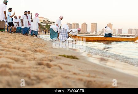 Un groupe de pêcheurs traditionnels arabes se produisant dans le village culturel de Katara à Doha, Qatar pendant le 13ème festival traditionnel de boutre Katara Banque D'Images