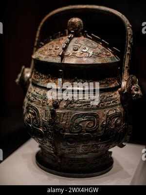 Un gros plan d'artefacts en bronze avec des décorations dans le Musée provincial du Hubei Banque D'Images