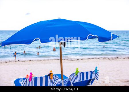 Dans le cadre magnifique de Miami Beach, serviettes de plage sécurisées avec clips colorés chaises longues. ÉTATS-UNIS. Banque D'Images