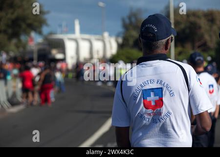 Saint Denis, Réunion - 14 juillet 2016 : le premier répondeur (secouriste Croix Blanche) défilant pendant le jour de la Bastille. Banque D'Images