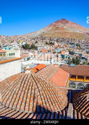 Une vue sur la montagne emblématique du Cerro Rico qui surplombe les toits en terre cuite de Potosi, Bolivie, par temps clair. Banque D'Images