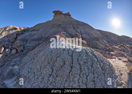 Un hoodoo rocheux solitaire dans les badlands violets près de Hamilili point à l'extrémité sud du parc national Petrified Forest en Arizona. Banque D'Images